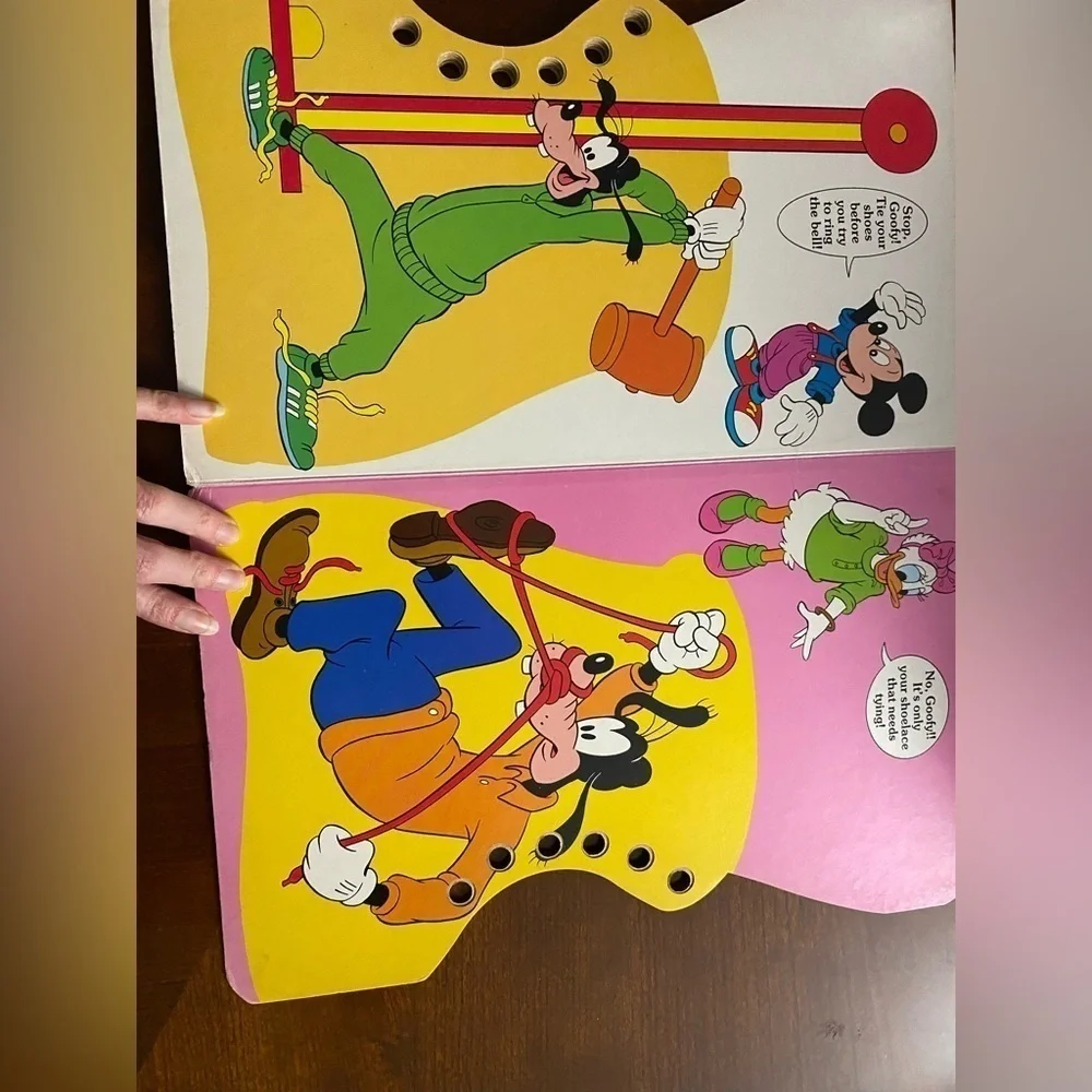 WALT Disney Goofy Shoe Lace book